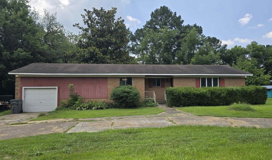 1800 White Dr, Batesville, AR 72501 - 3 Beds, 2 Bath