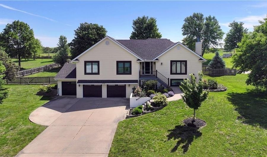 17700 157th St, Basehor, KS 66007 - 4 Beds, 3 Bath