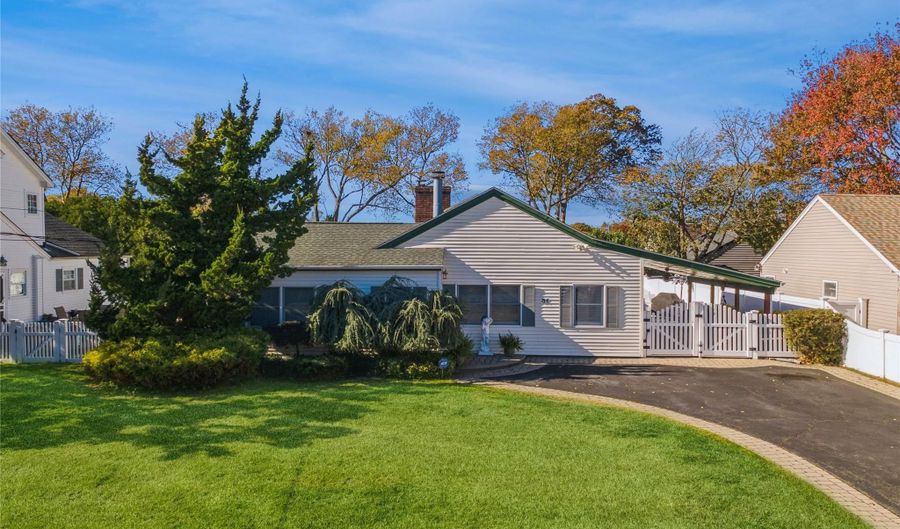 31 Grand Central Ave, Amityville, NY 11701 - 3 Beds, 2 Bath