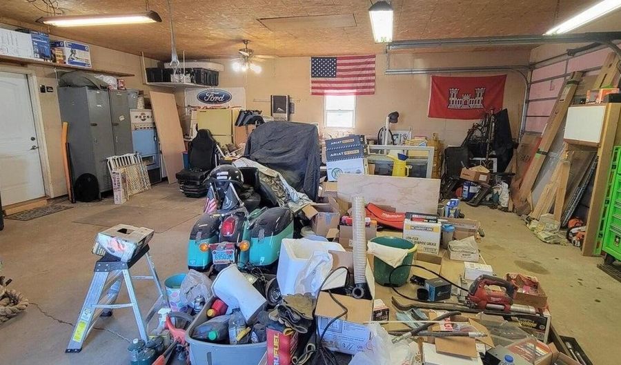 37926 127th St, Aberdeen, SD 57401 - 5 Beds, 3 Bath