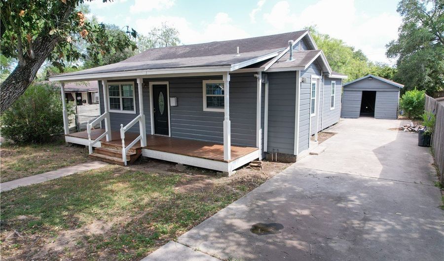 702 Jefferson St, Alice, TX 78332 - 3 Beds, 1 Bath