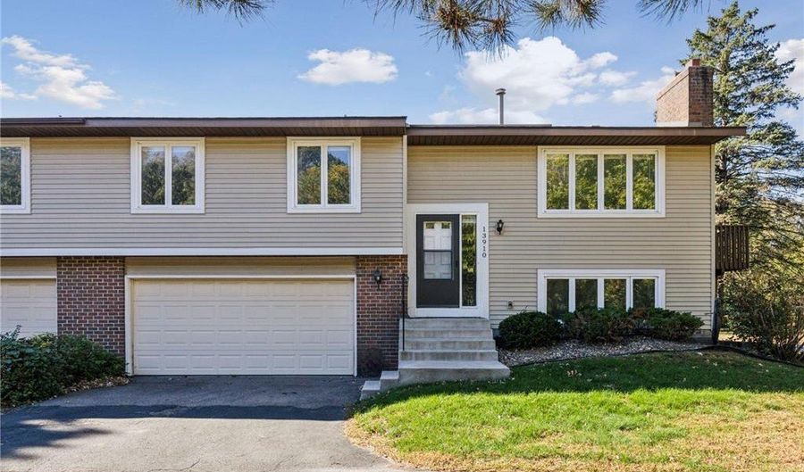 13910 Herald Ct, Apple Valley, MN 55124 - 2 Beds, 2 Bath