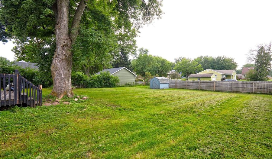 3944 42nd St, Des Moines, IA 50310 - 3 Beds, 2 Bath