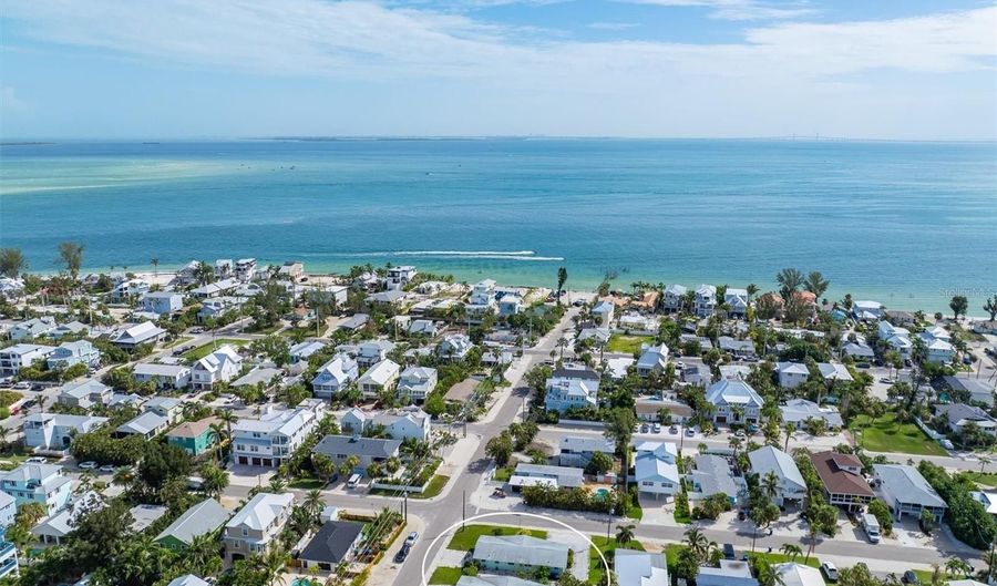 411 ALAMANDA Rd, Anna Maria, FL 34216 - 8 Beds, 4 Bath