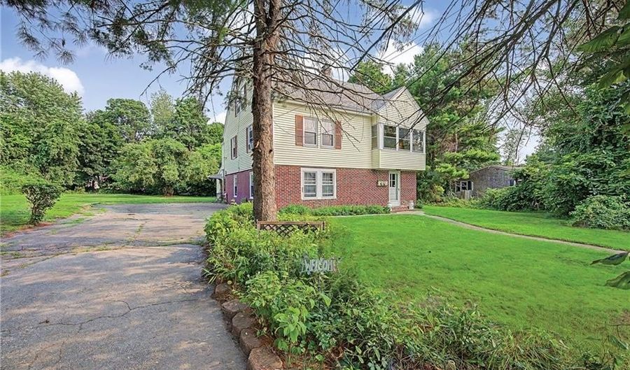 42 Sulyma St, Cumberland, RI 02864 - 7 Beds, 2 Bath