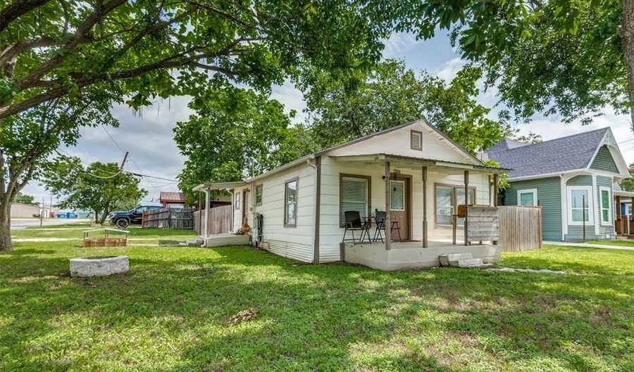 201 E Davis Ave, Alvarado, TX 76009 - 3 Beds, 1 Bath