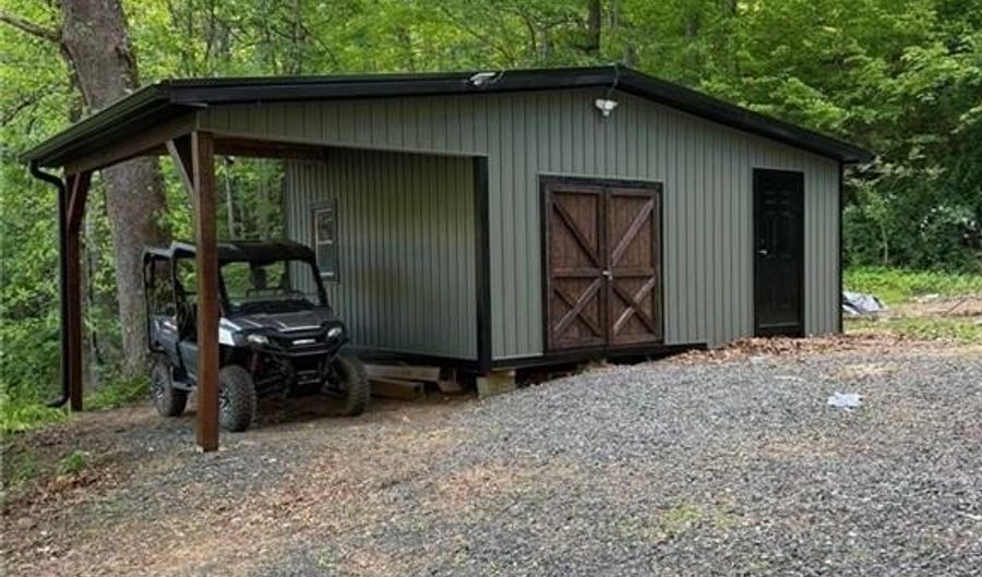 71 Ledford Ridge Ln, Bakersville, NC 28705 - 3 Beds, 2 Bath