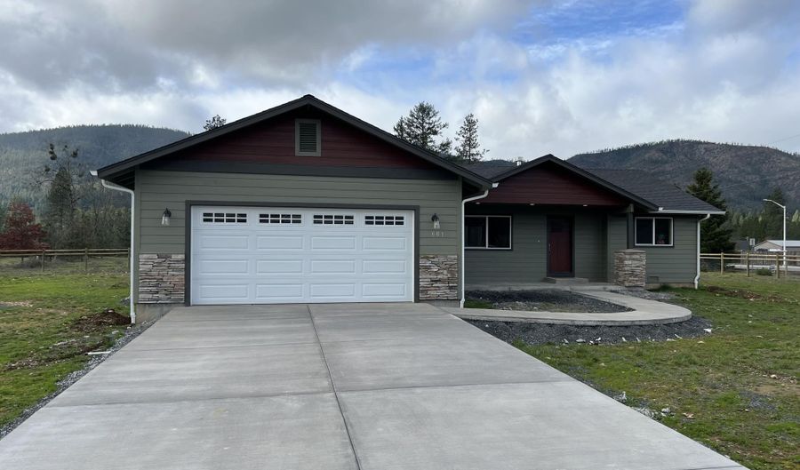 601 E Forks Cir, Cave Junction, OR 97523 - 3 Beds, 2 Bath