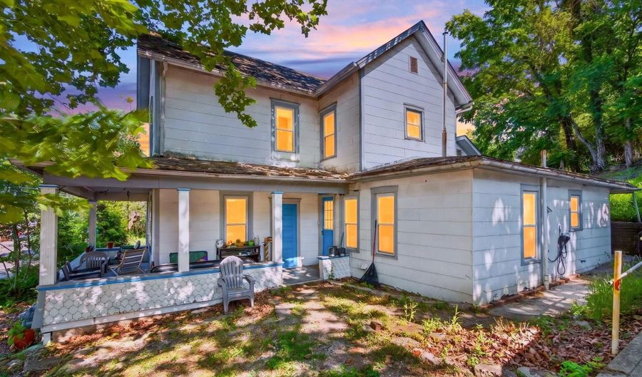 210 W State St, Athens, OH 45701 - 3 Beds, 2 Bath