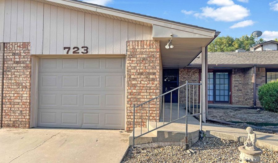 723 Maple, Alva, OK 73717 - 2 Beds, 2 Bath