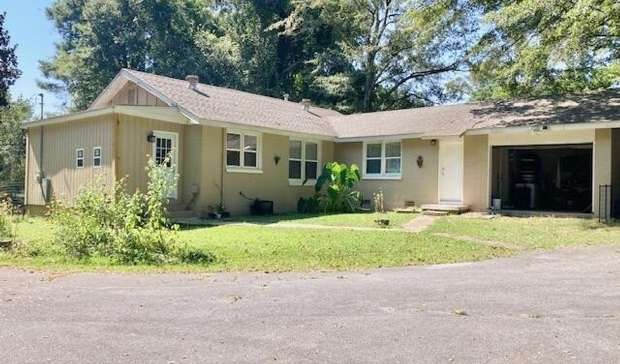 580 Oak St, Alexander City, AL 35010 - 3 Beds, 2 Bath