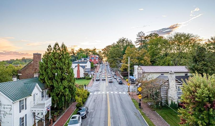 303 E Main St, Abingdon, VA 24210 - 4 Beds, 2 Bath