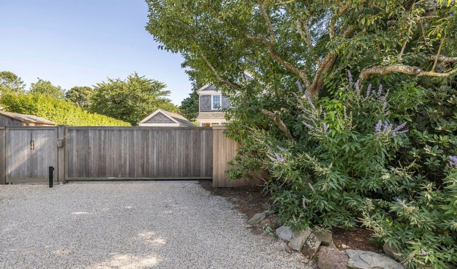 9 Old Montauk Highway Deep Flag Lot, Amagansett, NY 11954 - 5 Beds, 5 Bath