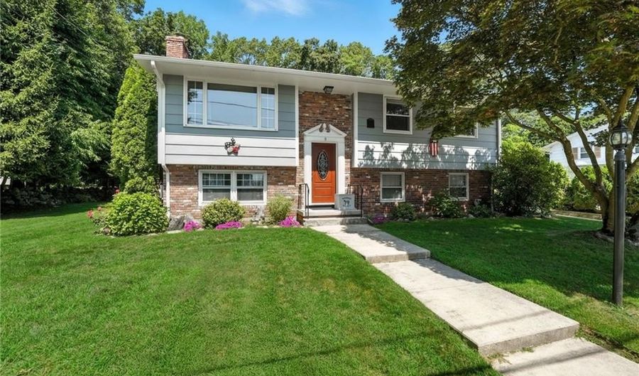 9 Heritage Cir, Johnston, RI 02919 - 3 Beds, 2 Bath