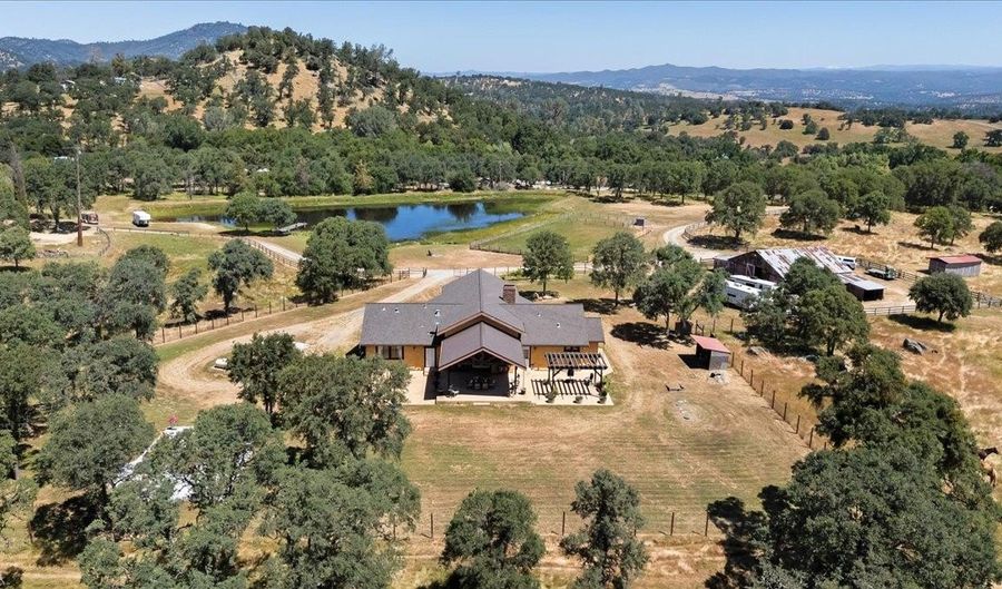9267 7R Bar Rd, Angels Camp, CA 95222 - 3 Beds, 4 Bath