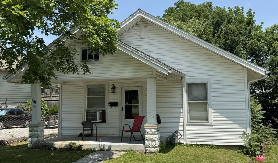 618 E 10th St, Baxter Springs, KS 66713 - 2 Beds, 1 Bath