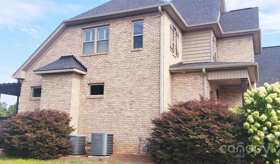 153 Caudle Meadows Dr, Advance, NC 27006 - 4 Beds, 4 Bath