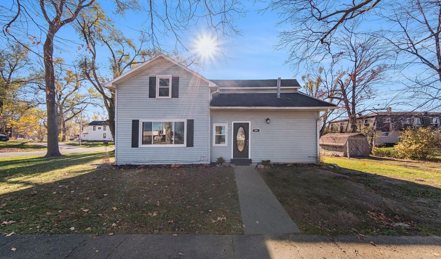 215 E Main St, Addison, MI 49220 - 4 Beds, 2 Bath