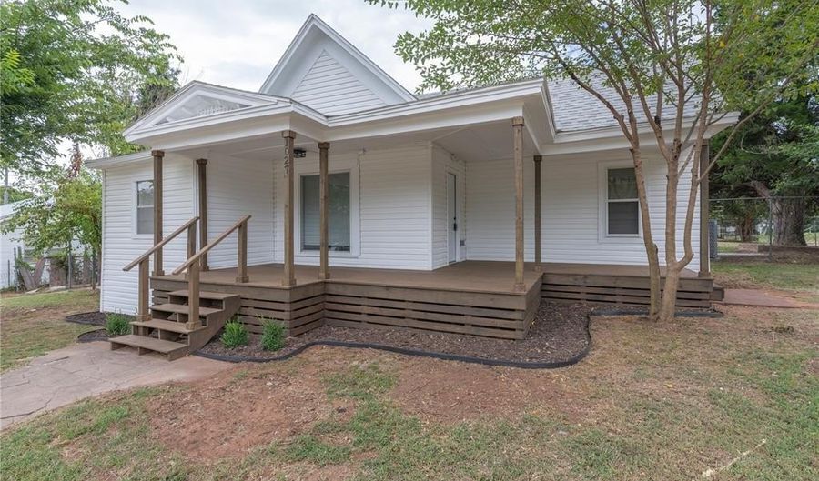 1027 W Idaho Ave, Chickasha, OK 73018 - 3 Beds, 2 Bath