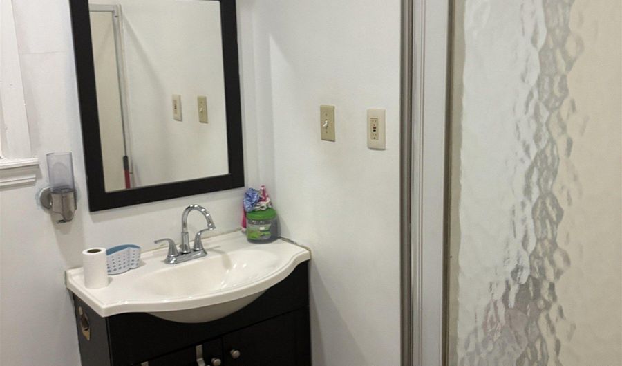 727 KENNEDY Blvd, Bayonne, NJ 07002 - 3 Beds, 1 Bath