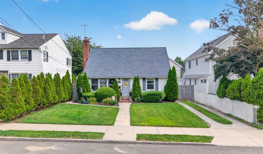131 Dorset Ave, Albertson, NY 11507 - 4 Beds, 1 Bath