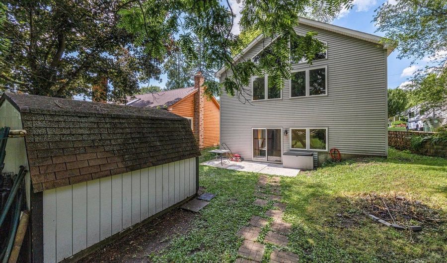 1527 N Harrison St, Algonquin, IL 60102 - 3 Beds, 3 Bath