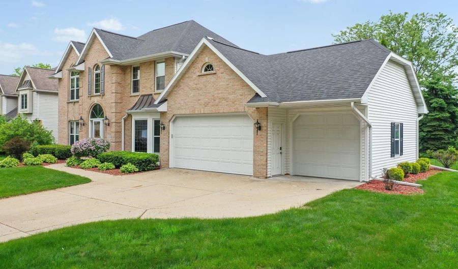 209 E TIMBERLINE Dr, Appleton, WI 54913 - 4 Beds, 4 Bath