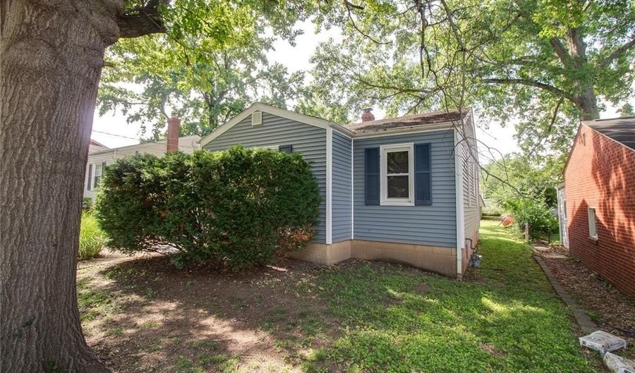 941 Douglas St, Alton, IL 62002 - 2 Beds, 1 Bath