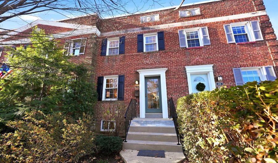 1130 COLONIAL Ave, Alexandria, VA 22314 - 2 Beds, 2 Bath