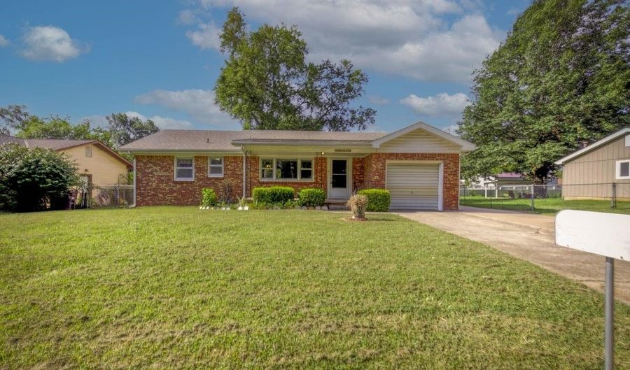 239 Greenway Rd, Arkansas City, KS 67005 - 2 Beds, 1 Bath