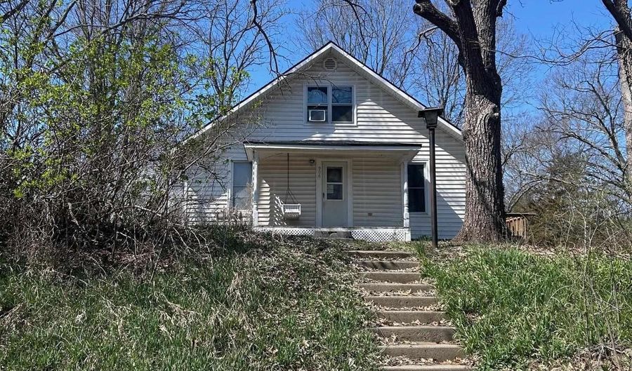 906 Sycamore St, Valley Falls, KS 66088 - 3 Beds, 1 Bath