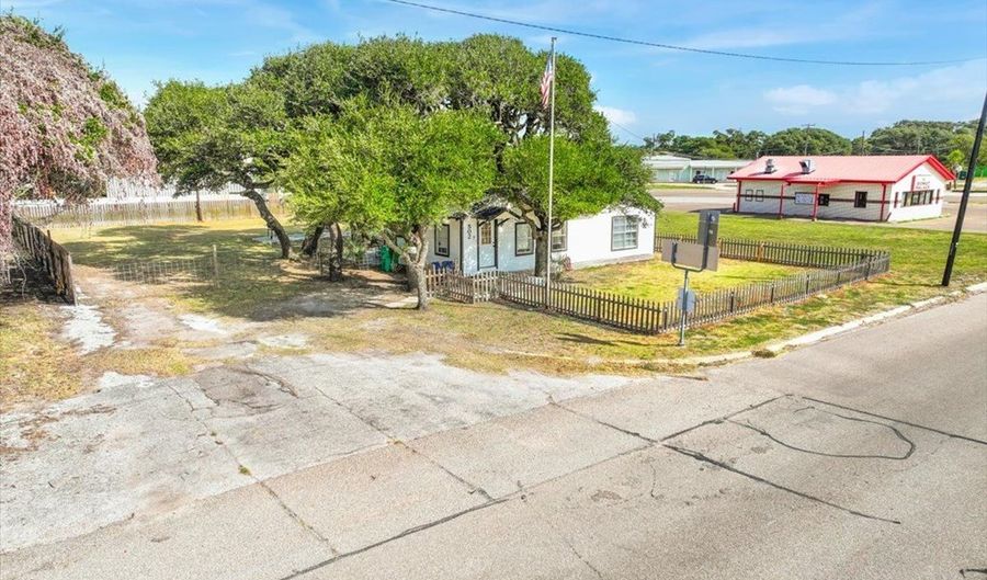 502 N Commercial, Aransas Pass, TX 78336 - 2 Beds, 1 Bath