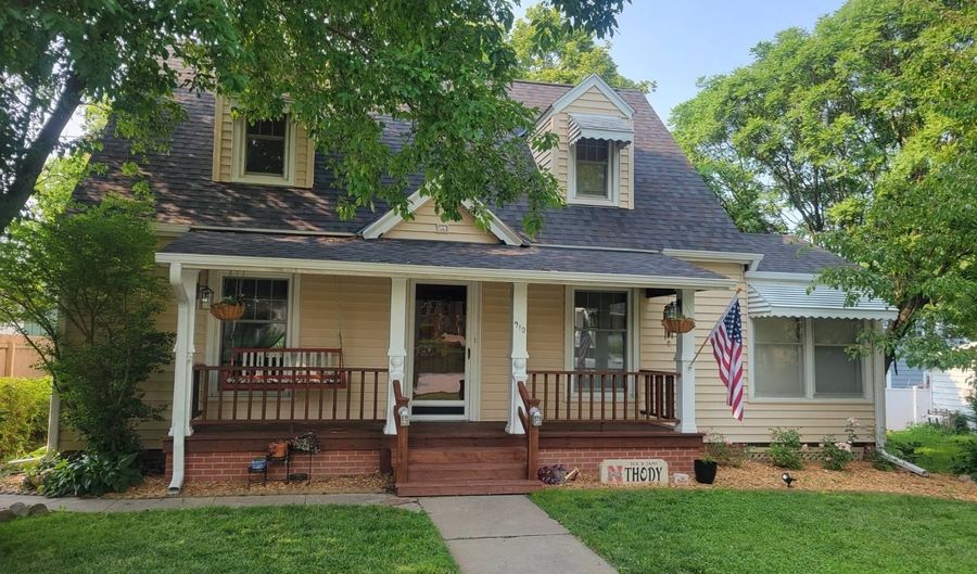 910 16th St, Auburn, NE 68305 - 3 Beds, 2 Bath