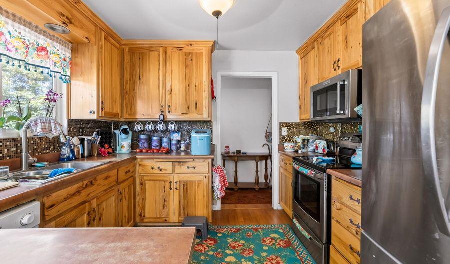 17201 Flowers Ln, Anderson, CA 96007 - 3 Beds, 2 Bath