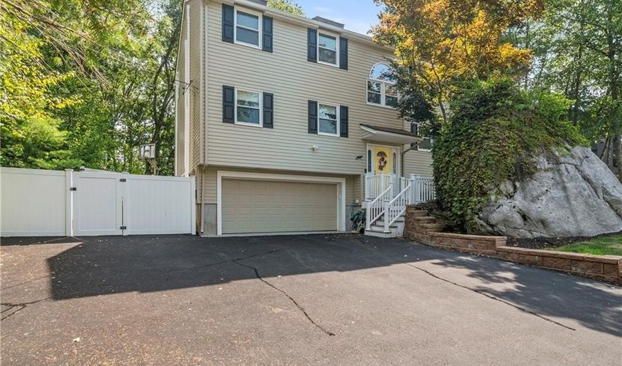 7 Aurora Dr, Cumberland, RI 02864 - 4 Beds, 3 Bath
