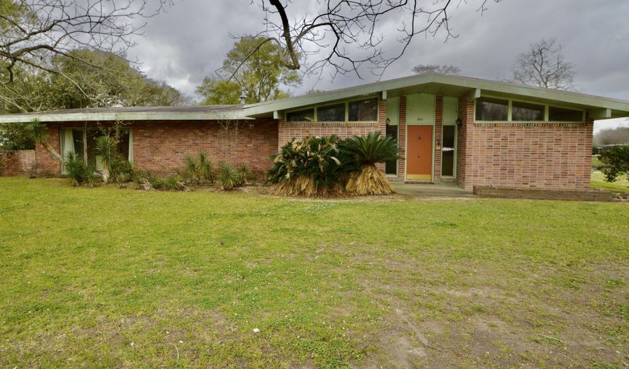 1915 N River Oaks Dr, Abbeville, LA 70510 - 4 Beds, 4 Bath
