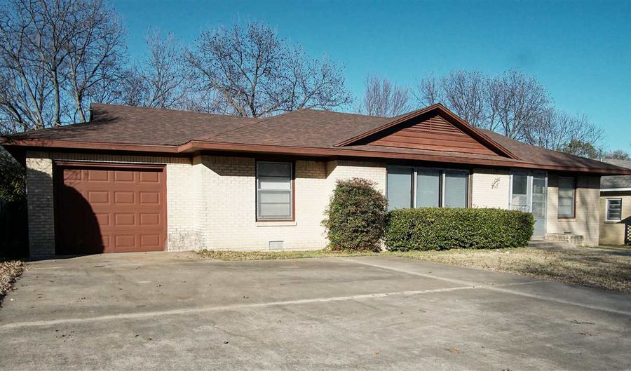 1005 Maxwell, Ardmore, OK 73401 - 3 Beds, 2 Bath