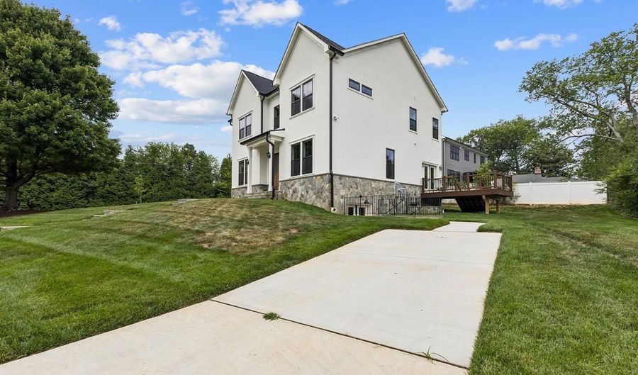 6101 BERKSHIRE Dr, Bethesda, MD 20814 - 2 Beds, 2 Bath