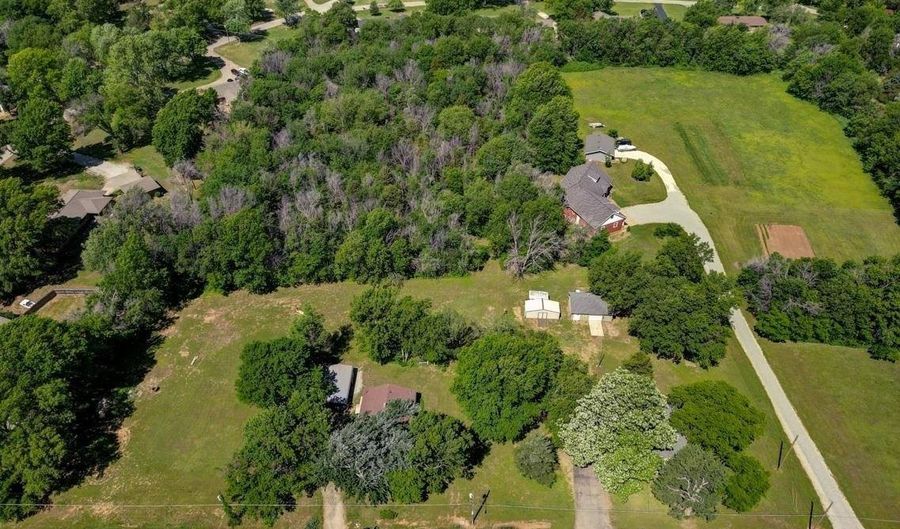 205 S Centennial Rd, Arkansas City, KS 67005 - 3 Beds, 3 Bath