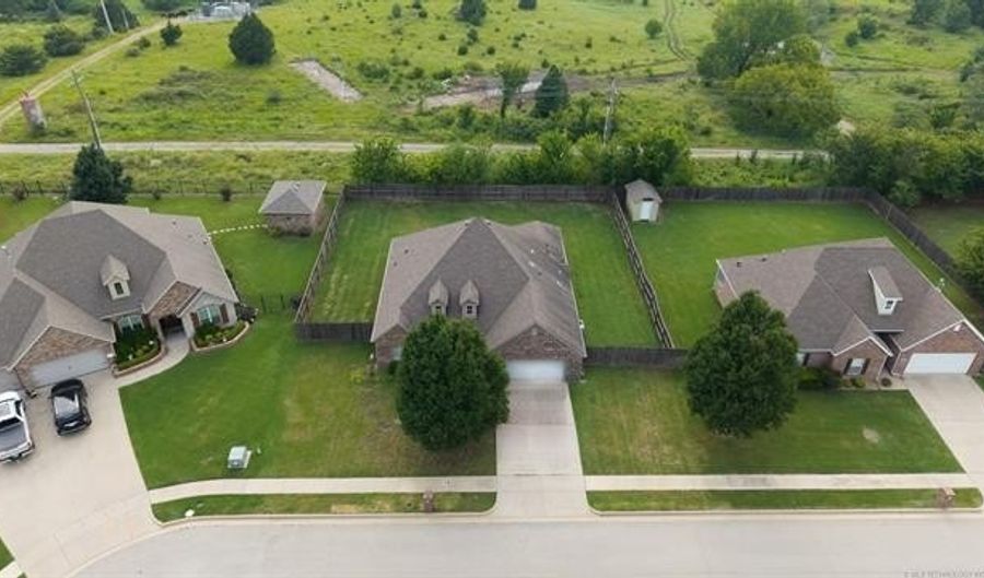 2711 Churchill Dr, Bartlesville, OK 74006 - 3 Beds, 2 Bath