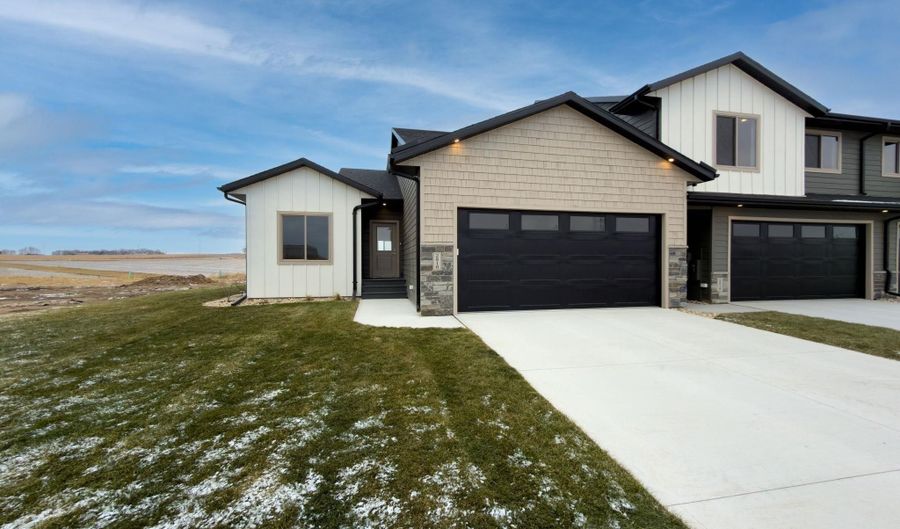 2816 E Hazelnut St, Brandon, SD 57005 - 5 Beds, 3 Bath