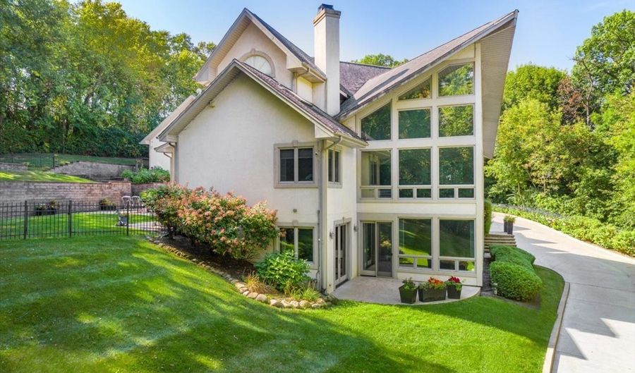 925 N River Rd, Algonquin, IL 60102 - 4 Beds, 6 Bath