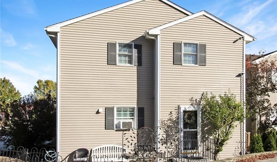 231 Maple Ave 102, Newport, RI 02840 - 3 Beds, 3 Bath