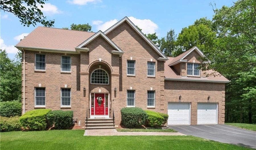 4 Morning Star Ct, Lincoln, RI 02865 - 5 Beds, 4 Bath