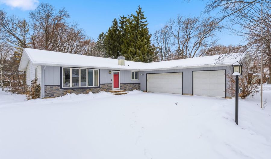 3145 N MORRISON St, Appleton, WI 54911 - 3 Beds, 3 Bath