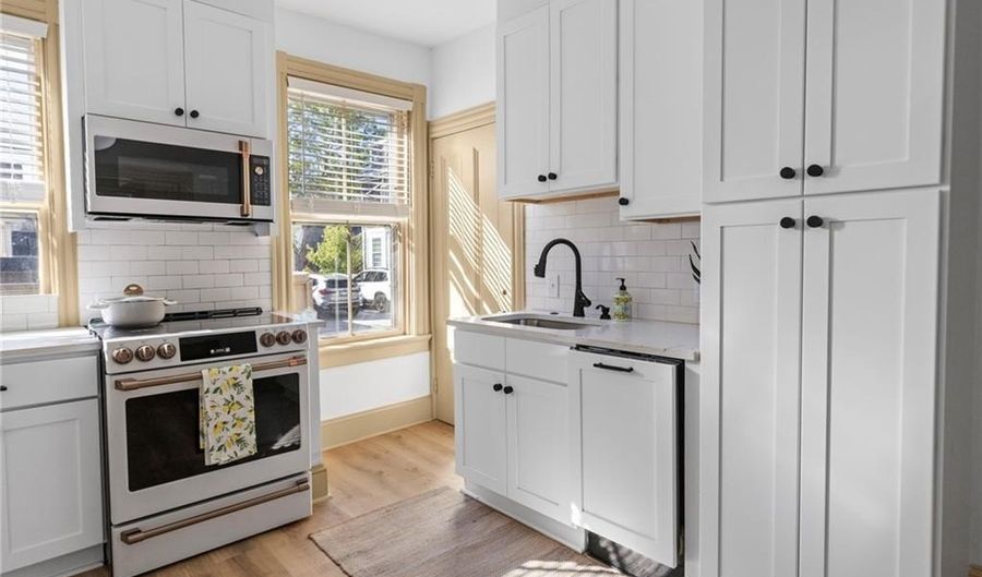 18 Barney St 1, Newport, RI 02840 - 2 Beds, 1 Bath