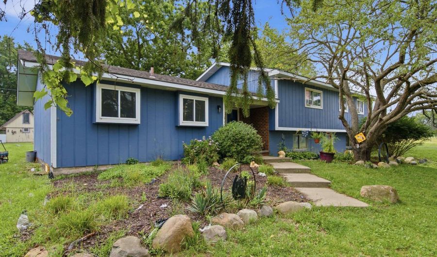 3111 Howland Rd, Almont Twp., MI 48003 - 5 Beds, 2 Bath
