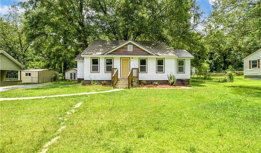 1706 SIMPSON St, Alexander City, AL 35010 - 3 Beds, 2 Bath