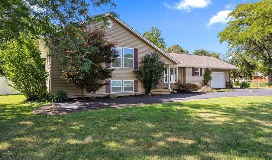 1250 N Main St, Amherst, OH 44001 - 3 Beds, 3 Bath