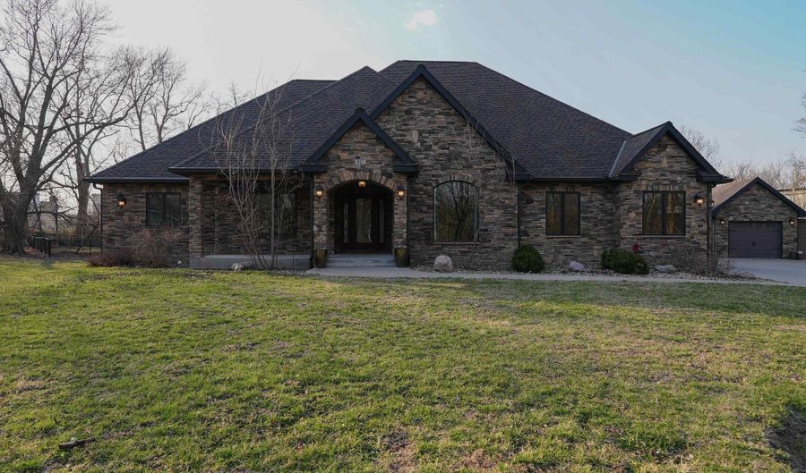 617 B Ave E, Albia, IA 52531 - 5 Beds, 7 Bath
